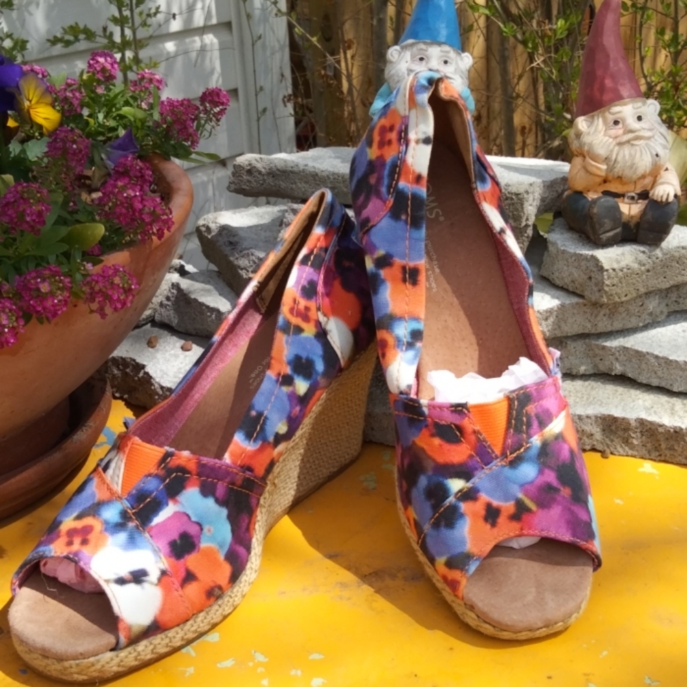 Adorable floral print Tom's wedge shoes